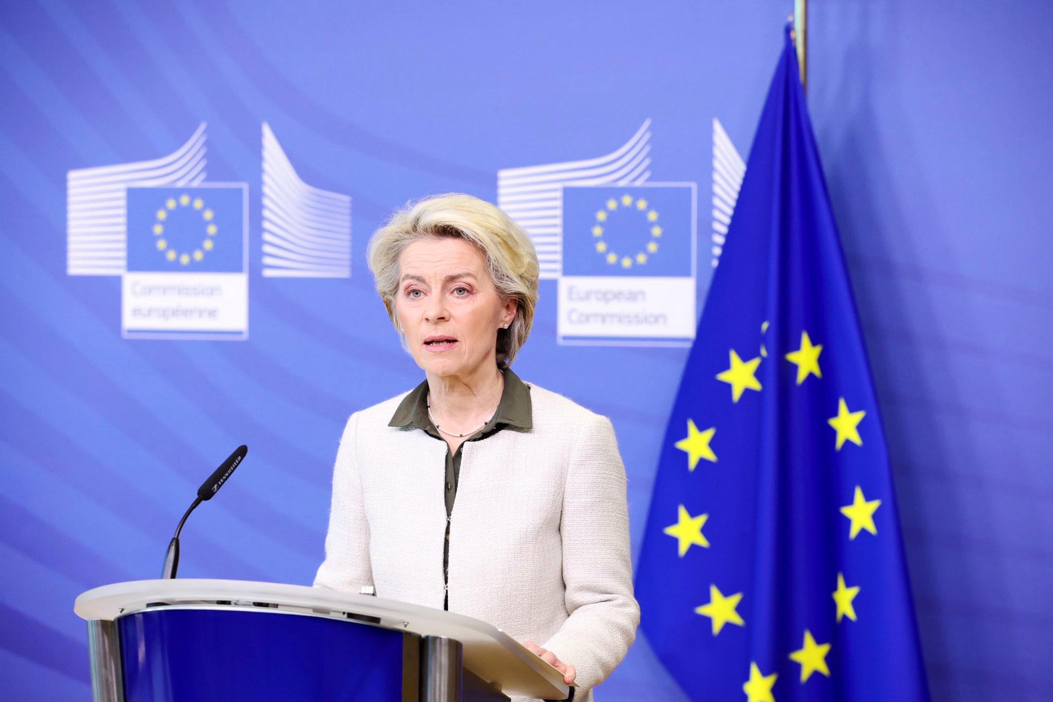 ЕС мобилизира 200 милиарда евро инвестиции в изкуствен интелект с инициативата InvestAI
